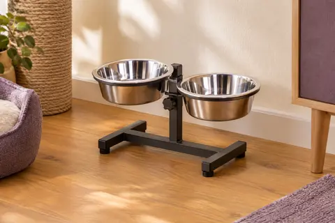 Gamelle double pour chat en acier inoxydable avec support réglable, posée dans un intérieur chaleureux