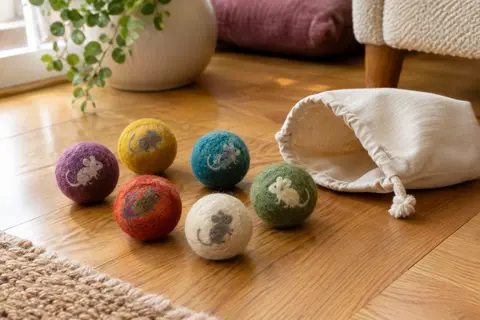 Six balles colorées en laine feutrée avec motif de souris, accompagnées de leur sac en coton