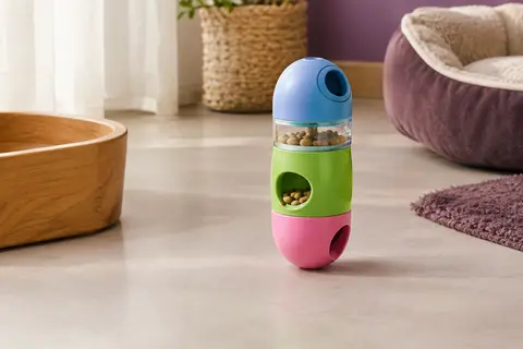 Distributeur Pipolino multicolore posé sur un sol clair dans un intérieur chaleureux