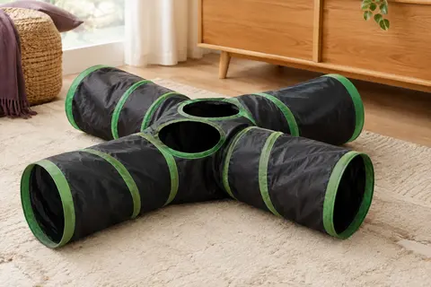 Tunnel de jeu pour chat noir et vert à quatre voies, déployé sur un tapis dans un intérieur lumineux